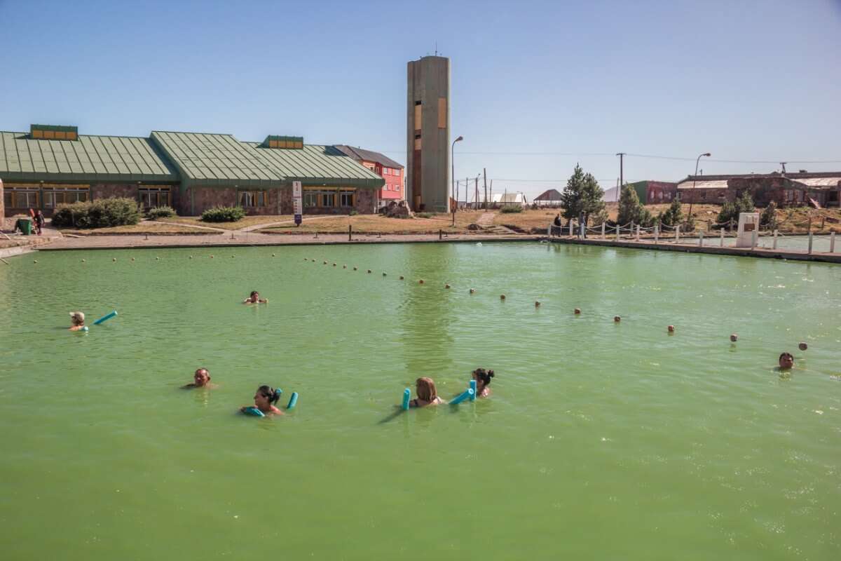 Laguna Verde con gente Termas