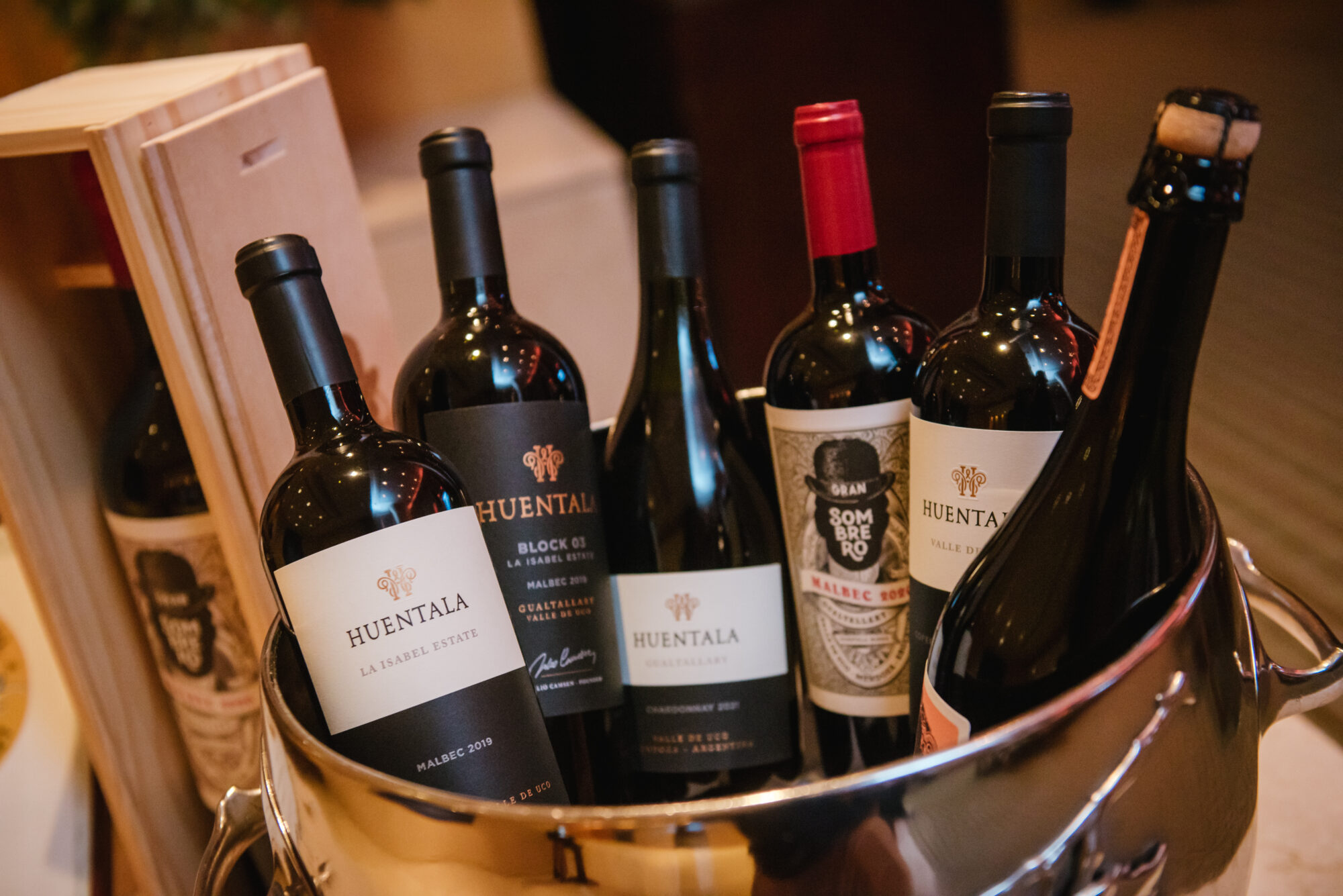 Los huéspedes degustán distintas líneas de Huentala Wines